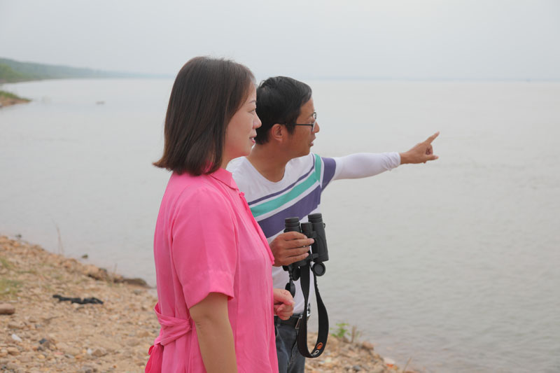 志愿者徐建利（右），向王瓊講解江豚拍攝點(diǎn)位和觀看角度。h49a1727.jpg